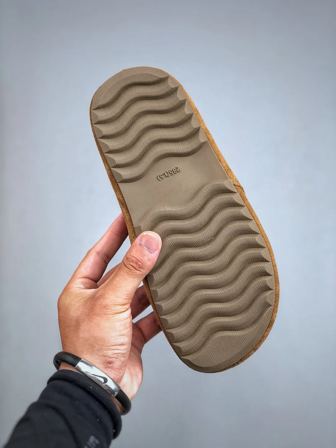 💰520 supports the store G UGG2025ss official website latest hanni thick sole, I love it so much, and it is very light and easy to wear. When paired with socks, it has a super sweet girly feel. Dopamine color, full of vitality, really super girl ~ fall in love at a glance, original material of the upper, original outsole, soft and comfortable on the feet, versatile, can make the legs look longer in seconds, a must-have item for summer Size: 35-40